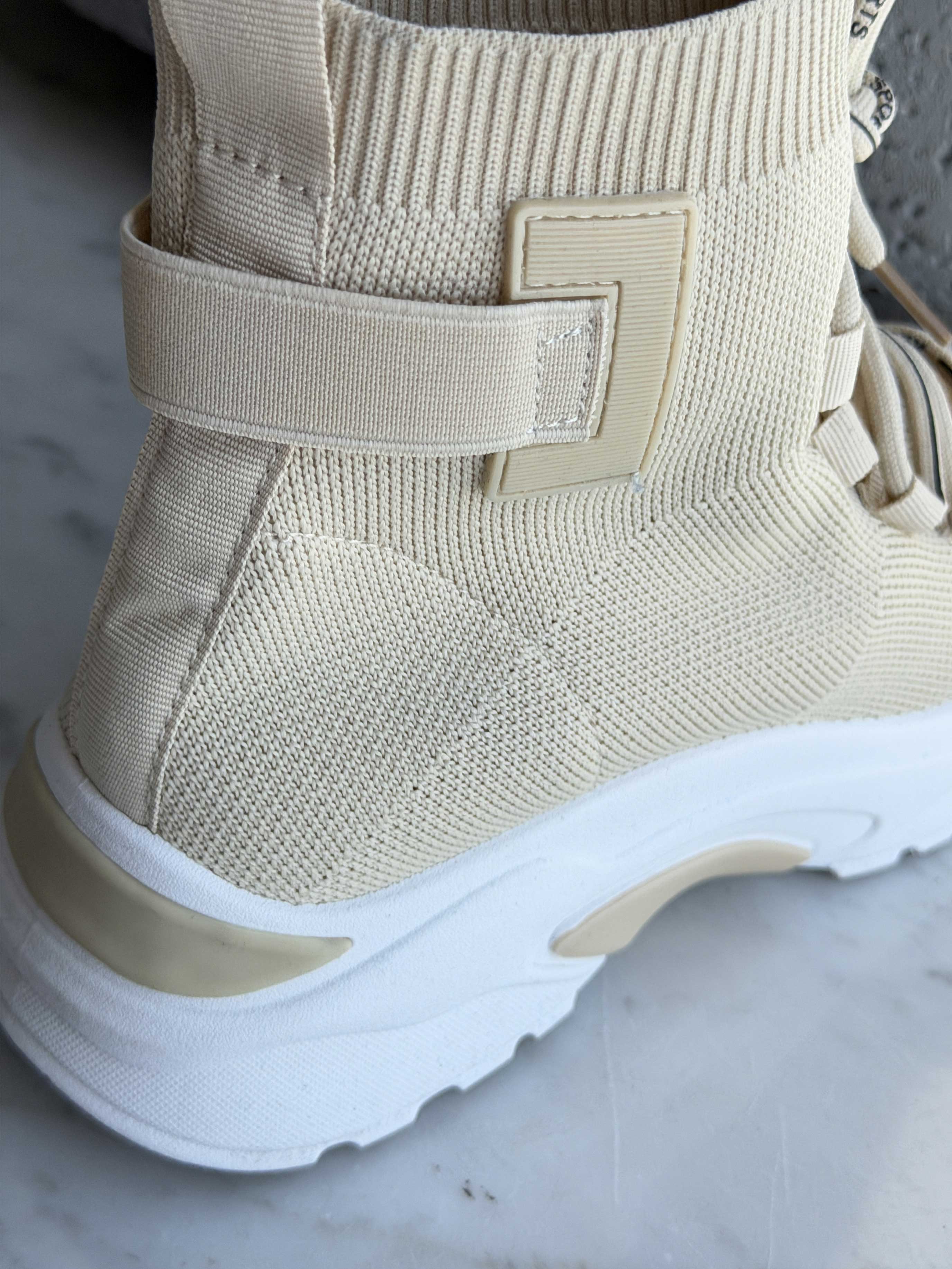 Deysi - Trendy sokkesneakers med tekstdetaljer på snørebåndene